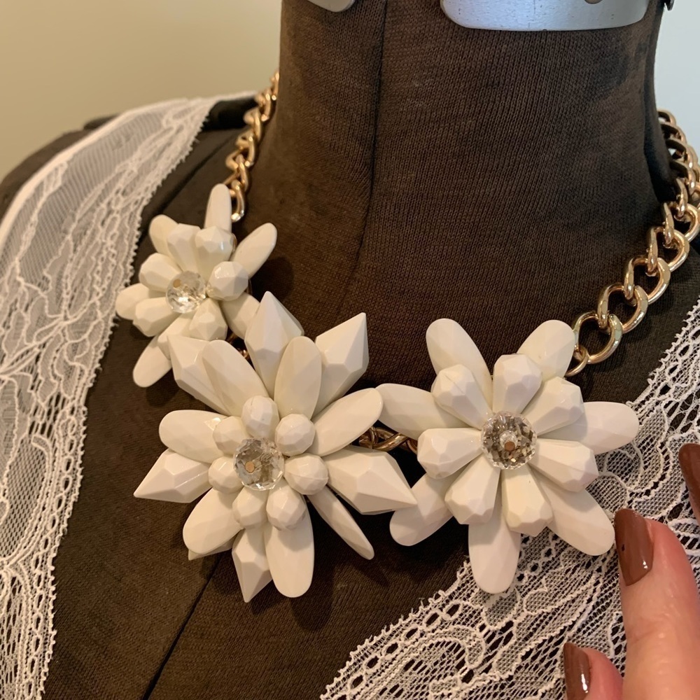 Charming Charlie Chunky jewelry white faucet petals and flowers